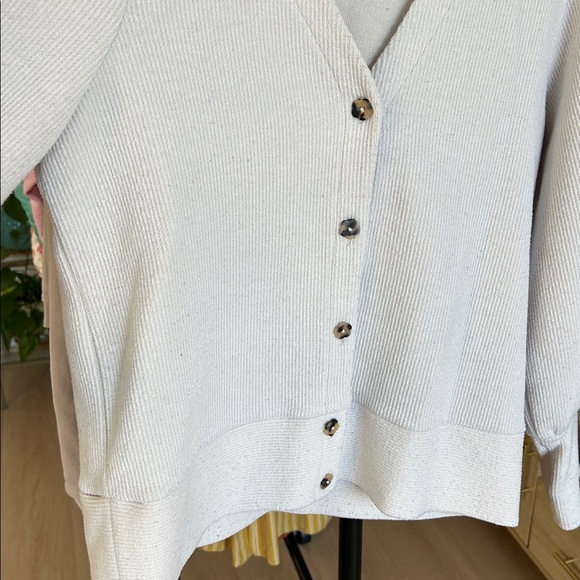 Flawed Madewell Cartigan. Size Large. Flaw is pilling. See all pics. - Picture 8 of 9